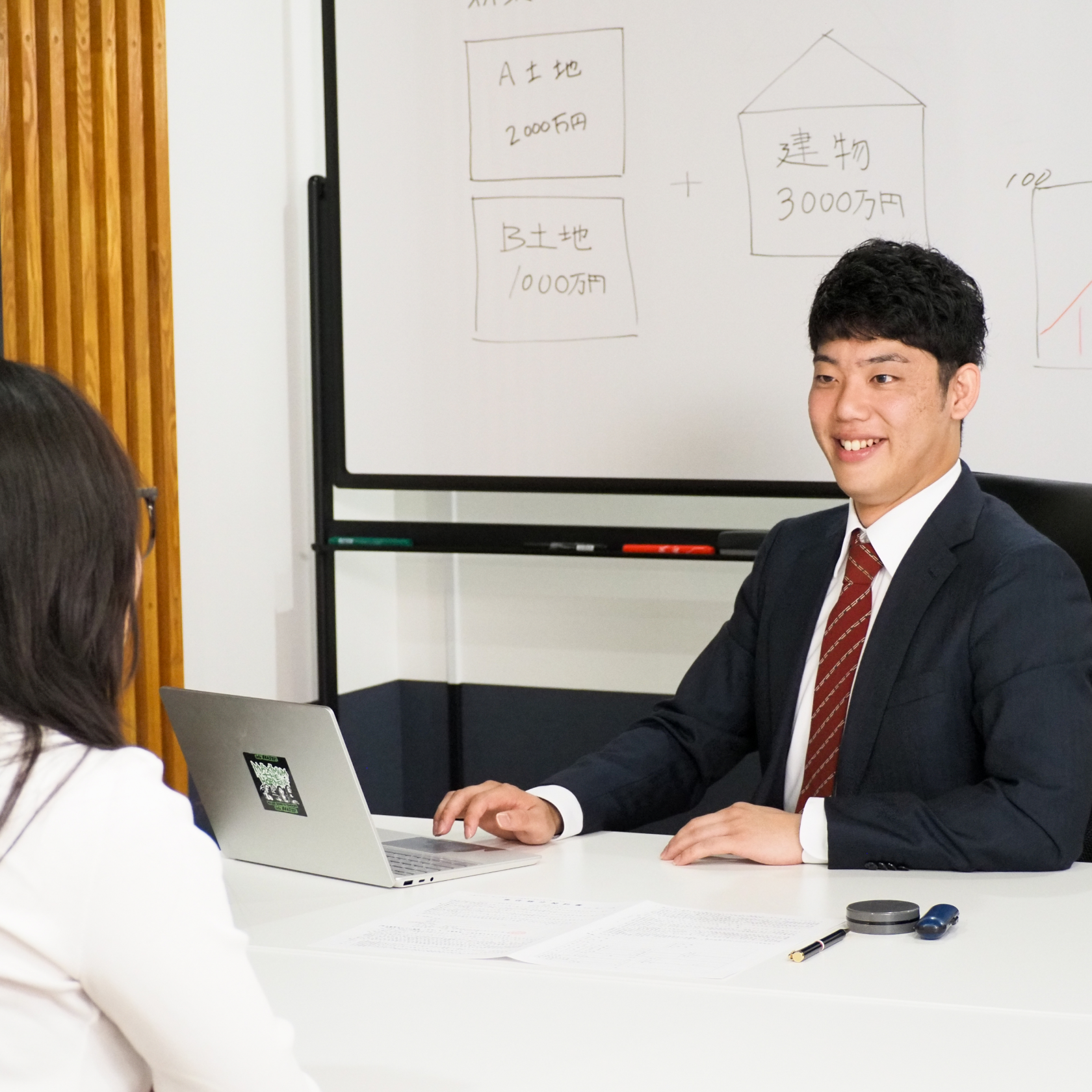 お客様と相談するスタッフ